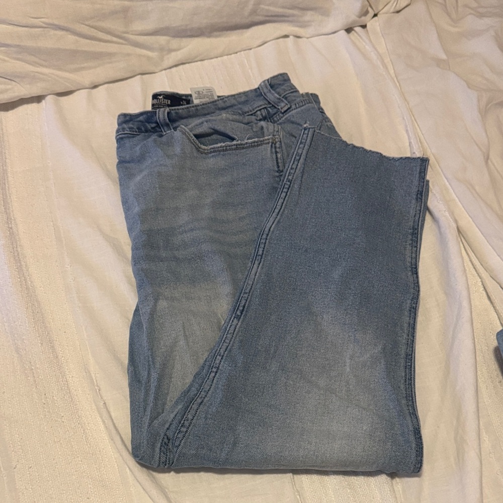 Hollister Women's Light Blue Straight Jeans